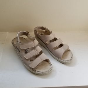 Really comfortable adjustable sandals